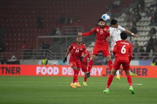 اليمن يودع كأس الخليج بفوز تاريخي أمام 10 لاعبين من البحرين